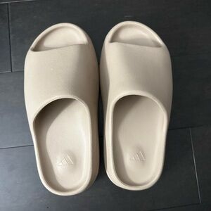 Yeezy Slide Sandals women’s 7